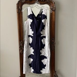 ⭐️5/$40. Banana Republic Navy/White/Grey Shift Dress 2